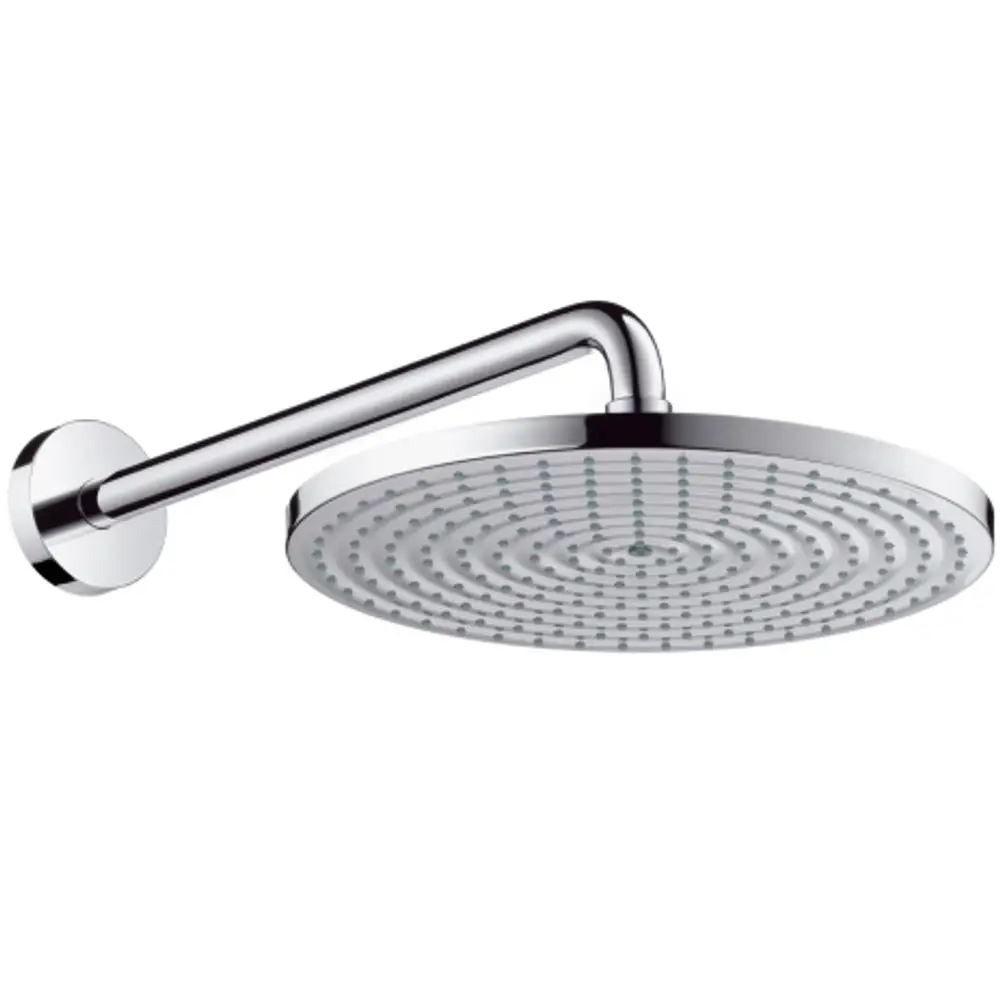 Kopfbrause mit runder, flacher Oberfläche und gleichmäßigen Wasseröffnungen, montiert an einem schwenkbaren Arm, aus verchromtem Material, von Hansgrohe.